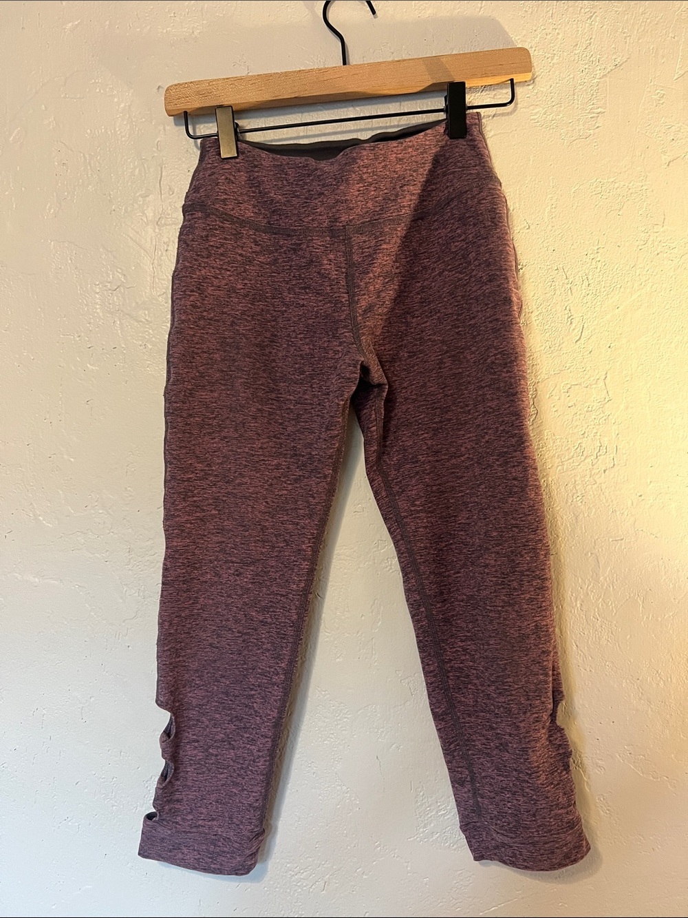 Beyond Yoga cropped Leggings in Heather Plum